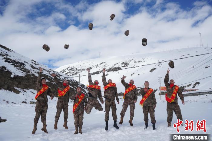 退伍老兵飛帽留念。　西藏山南軍分區(qū)某團(tuán)供圖