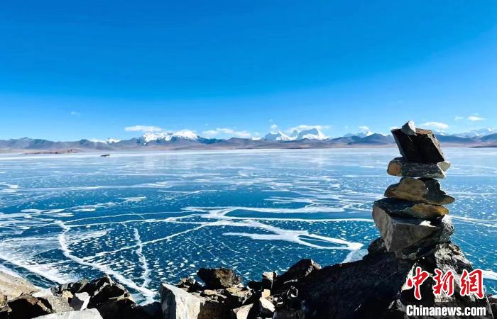 圖為普瑪江塘鄉(xiāng)境內的雪山、冰湖美景。　浪卡子縣網信辦供圖