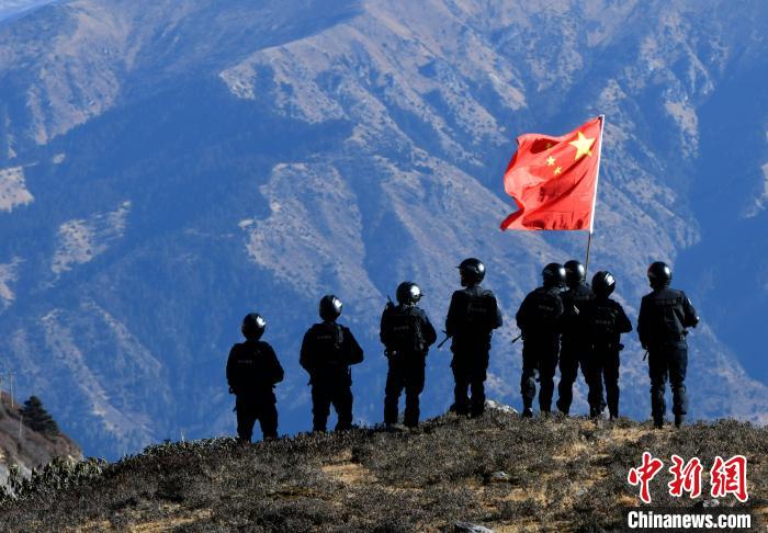 1月6日，移民警察在執(zhí)勤?！±盍?攝