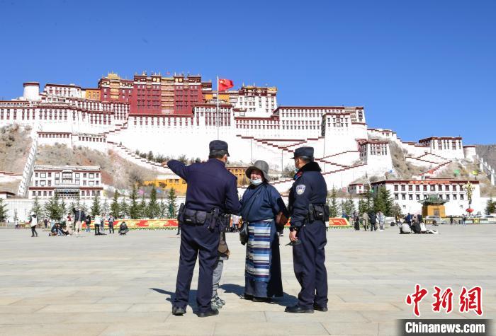 圖為1月23日，布達(dá)拉宮廣場(chǎng)派出所民警正在回答民眾咨詢?！∝暩聛?lái)松 攝