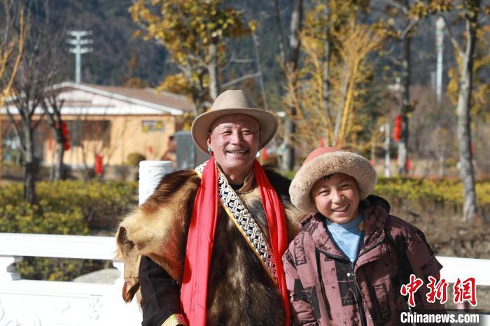 圖為林芝市巴宜區(qū)布久鄉(xiāng)仲果村村民桑杰與孫子一起參加藏歷新年活動(dòng)。　張力 攝