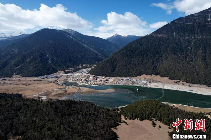 2月17日，西藏林芝魯朗小鎮(zhèn)。(無人機照片) 李林 攝