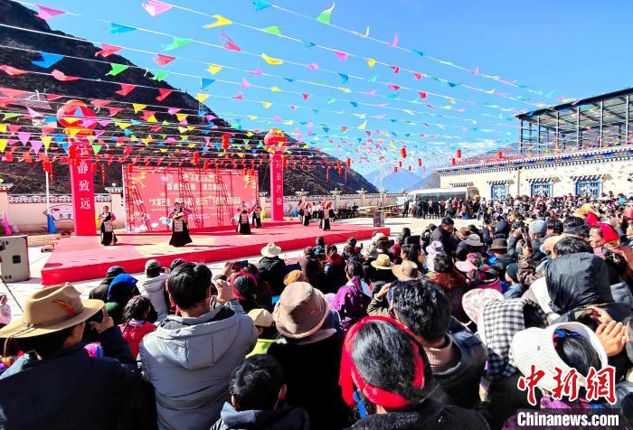 文藝活動全景。　芒康縣委宣傳部供圖