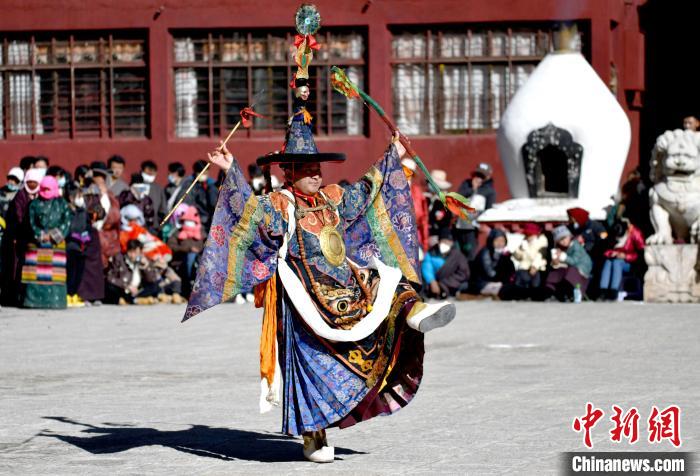 2月19日，楚布寺僧人參加跳神活動(dòng)。　李林 攝