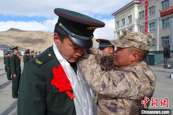 卸下軍銜等標(biāo)識(shí)。　劉俊輝 攝