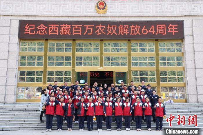 圖為亞東邊檢站民警代表與駐地小學師生代表合影留念?！『?攝