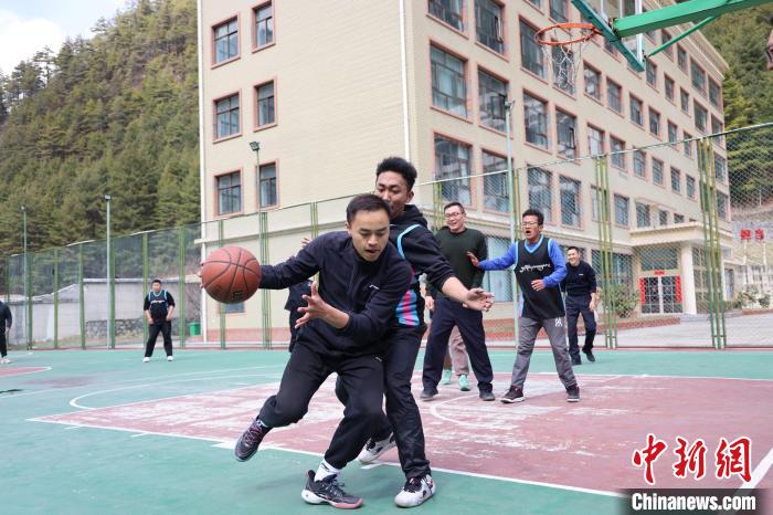 圖為亞東邊檢站民警與駐地農業(yè)銀行代表開展籃球友誼賽。　胡利媛 攝