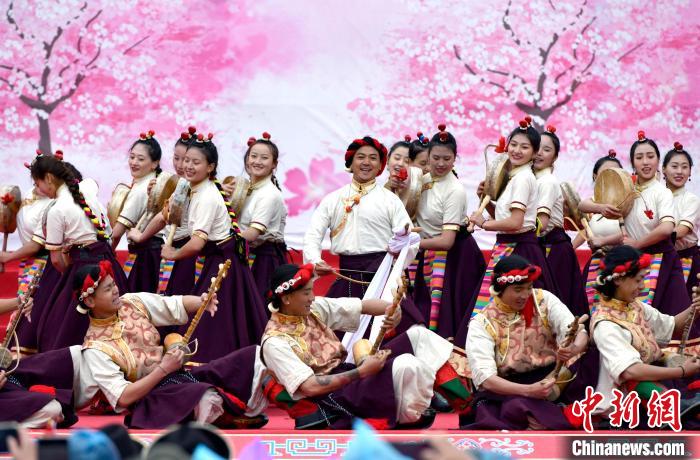 3月28日，西藏林芝第二十屆桃花旅游文化節(jié)開幕式上的文藝表演?！±盍?攝