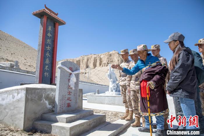 圖為在西藏阿里地區(qū)札達縣烈士陵園，82歲的次仁南杰老人為軍民代表講述新舊西藏的變化?！詵| 攝