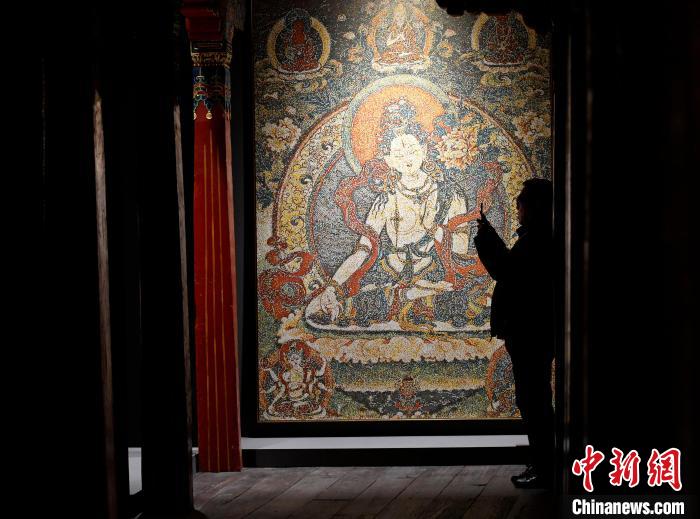 3月31日，觀眾欣賞展覽中的作品。　李林 攝