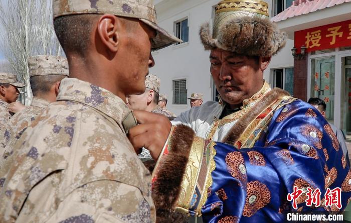 西藏阿里：父母見證孩子軍旅生涯授銜高光時(shí)刻