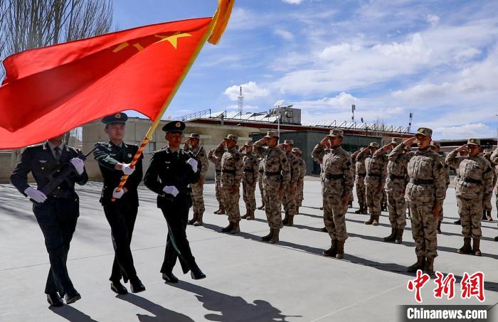 圖為授銜現(xiàn)場迎軍旗?！詵| 攝