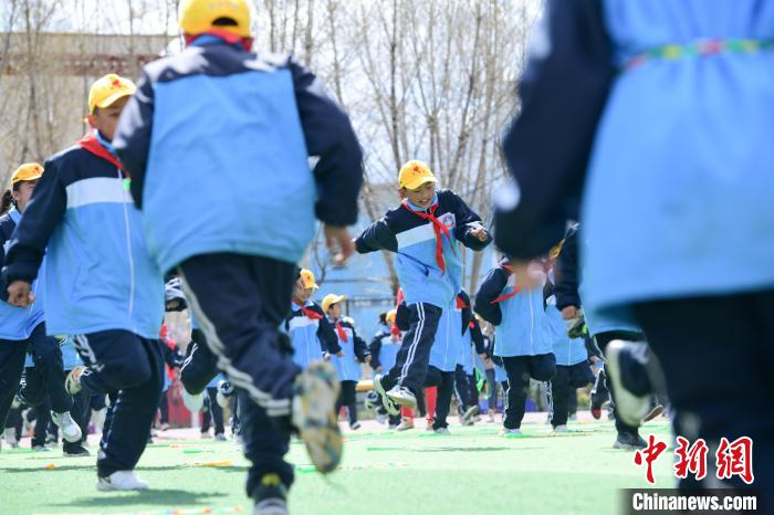 圖為學生在跳繩教練齊景龍的指導下做準備運動。　貢嘎來松 攝