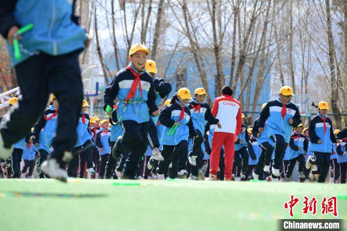 圖為學生在跳繩教練齊景龍的指導下做準備運動。　貢嘎來松 攝