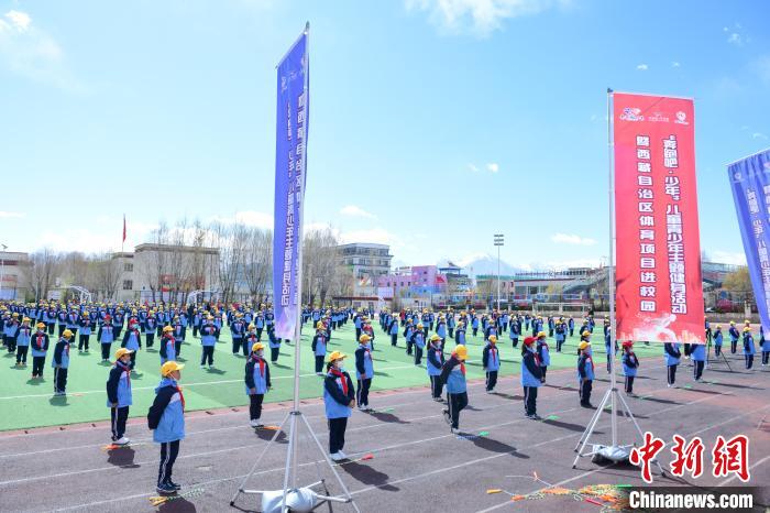 圖為學生在跳繩教練齊景龍的指導下做準備運動。　貢嘎來松 攝