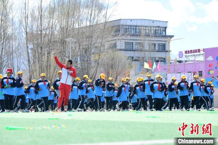 圖為學生在跳繩教練齊景龍的指導下做準備運動?！∝暩聛硭?攝