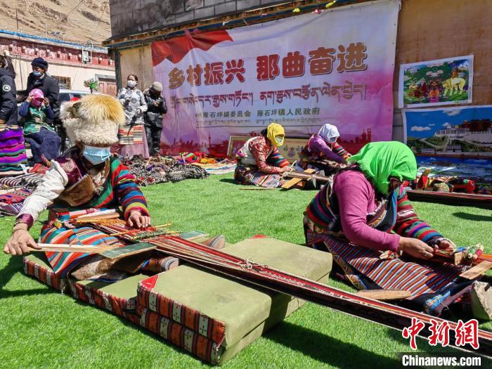 圖為2022年，安多縣雁石坪鎮(zhèn)“鄉(xiāng)村振興那曲奮進”編織技藝比賽現(xiàn)場。資料圖 那曲市“鄉(xiāng)村振興 那曲奮進”活動辦供圖