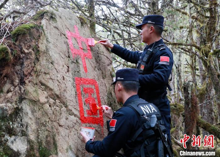 山南邊境管理支隊玉麥邊境派出所民警邊境巡邏途中在石頭上用油漆涂寫“中國”二字 。　鄭琦山 攝