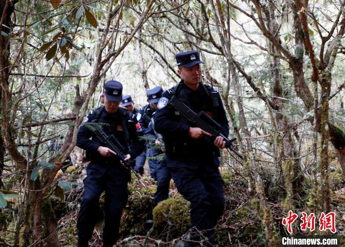 山南邊境管理支隊玉麥邊境派出所民警在邊境原始森林里開展邊境巡邏?！∴嶇?攝