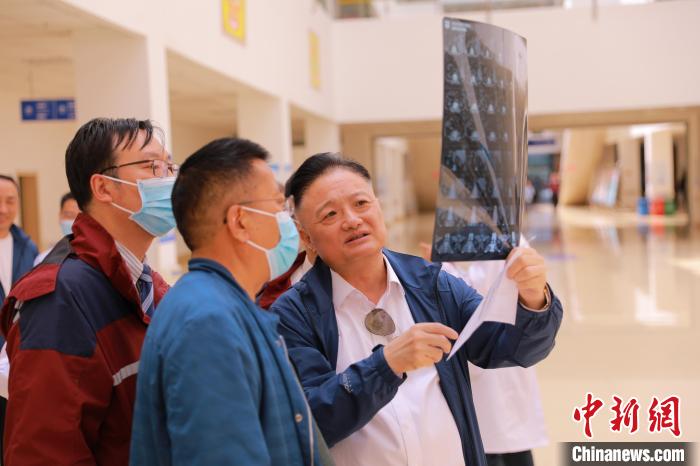 上海專家們采用“一對一”指導(dǎo)等方式，帶動日喀則市人民醫(yī)院科室、醫(yī)生業(yè)務(wù)水平的提升?！∩虾＝淮筢t(yī)學(xué)院供圖