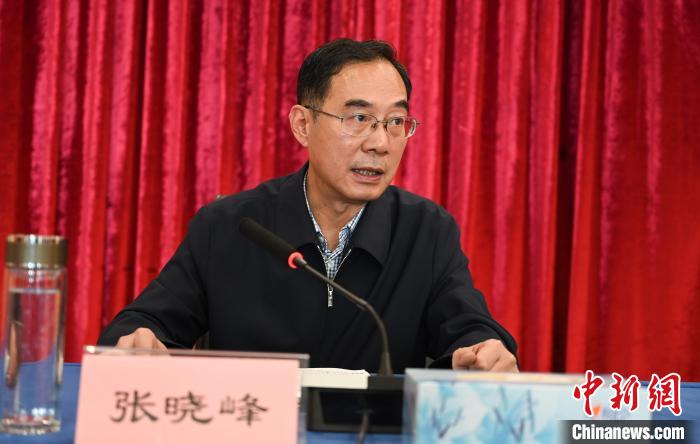 圖為西藏自治區(qū)黨委宣傳部副部長、西藏廣播電視臺黨組書記張曉峰致辭?！≮w朗 攝
