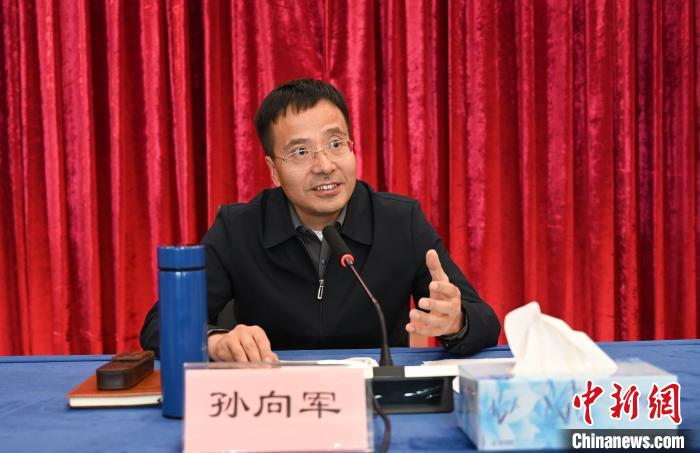 圖為西藏自治區(qū)黨委宣傳部副部長、自治區(qū)社科院黨組書記孫向軍主持活動?！≮w朗 攝