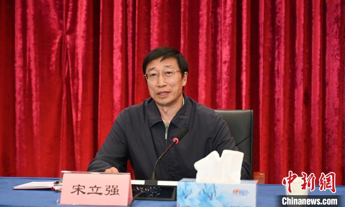 圖為西藏自治區(qū)黨委組織部副部長、第十批援藏干部人才總領(lǐng)隊(duì)宋立強(qiáng)致辭。
