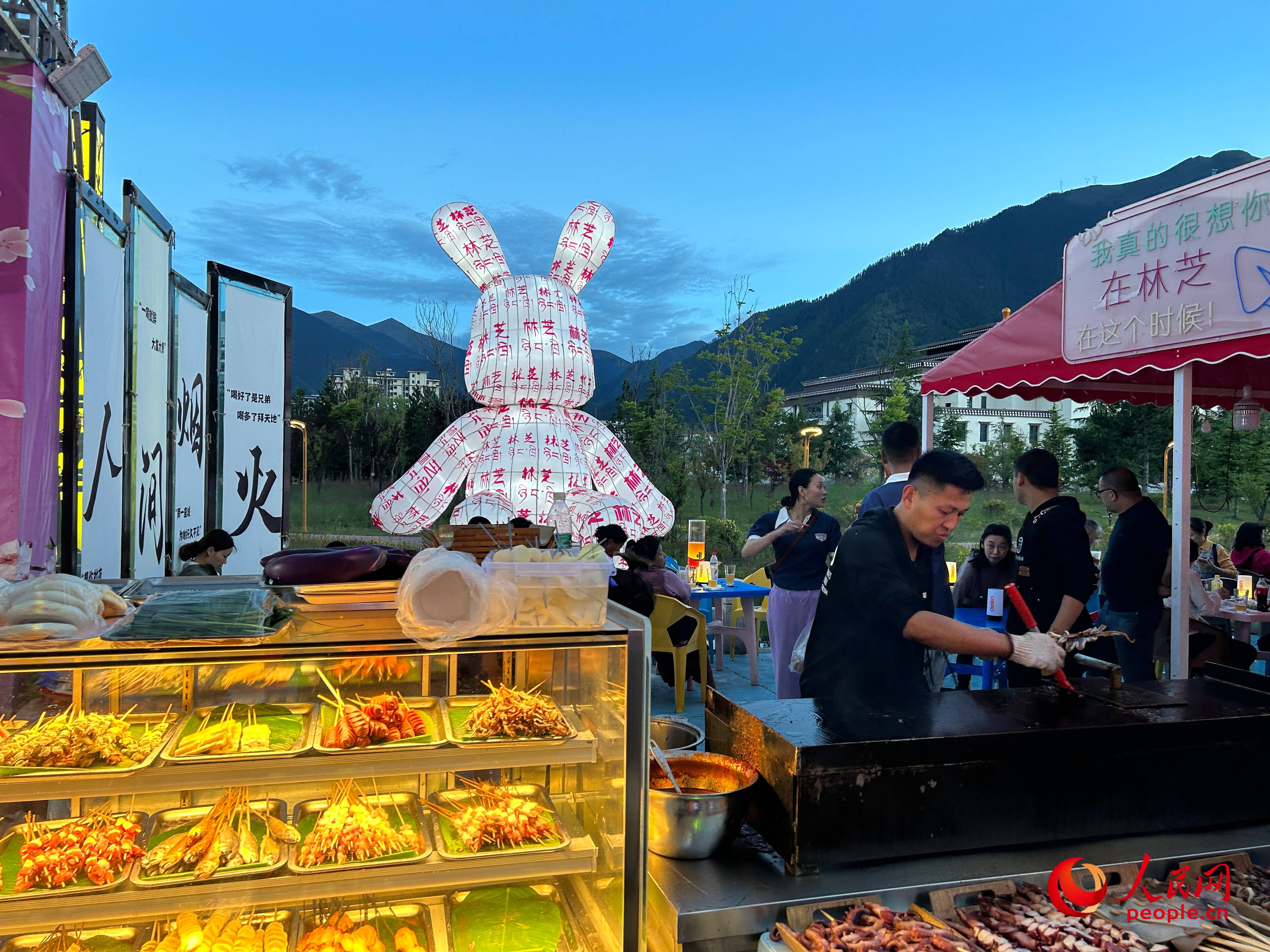 工布公園里的夜市，滿滿“煙火氣”。人民網(wǎng) 周靜圓攝