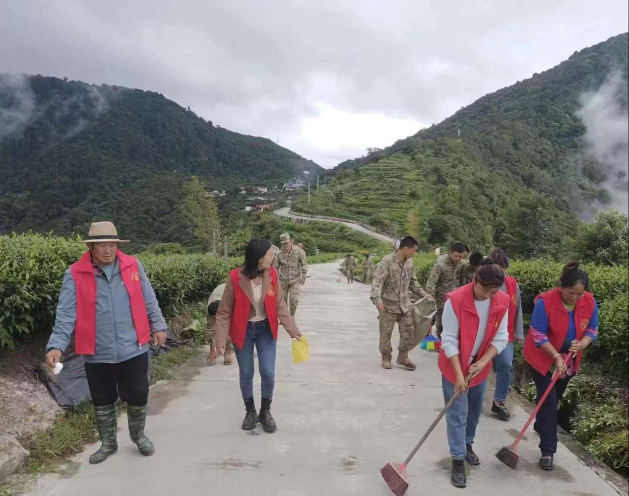 圖為：墨脫縣背崩鄉(xiāng)格林村軍地黨組織共同開展“愛我墨脫、靚我家園”主題黨日活動(dòng)