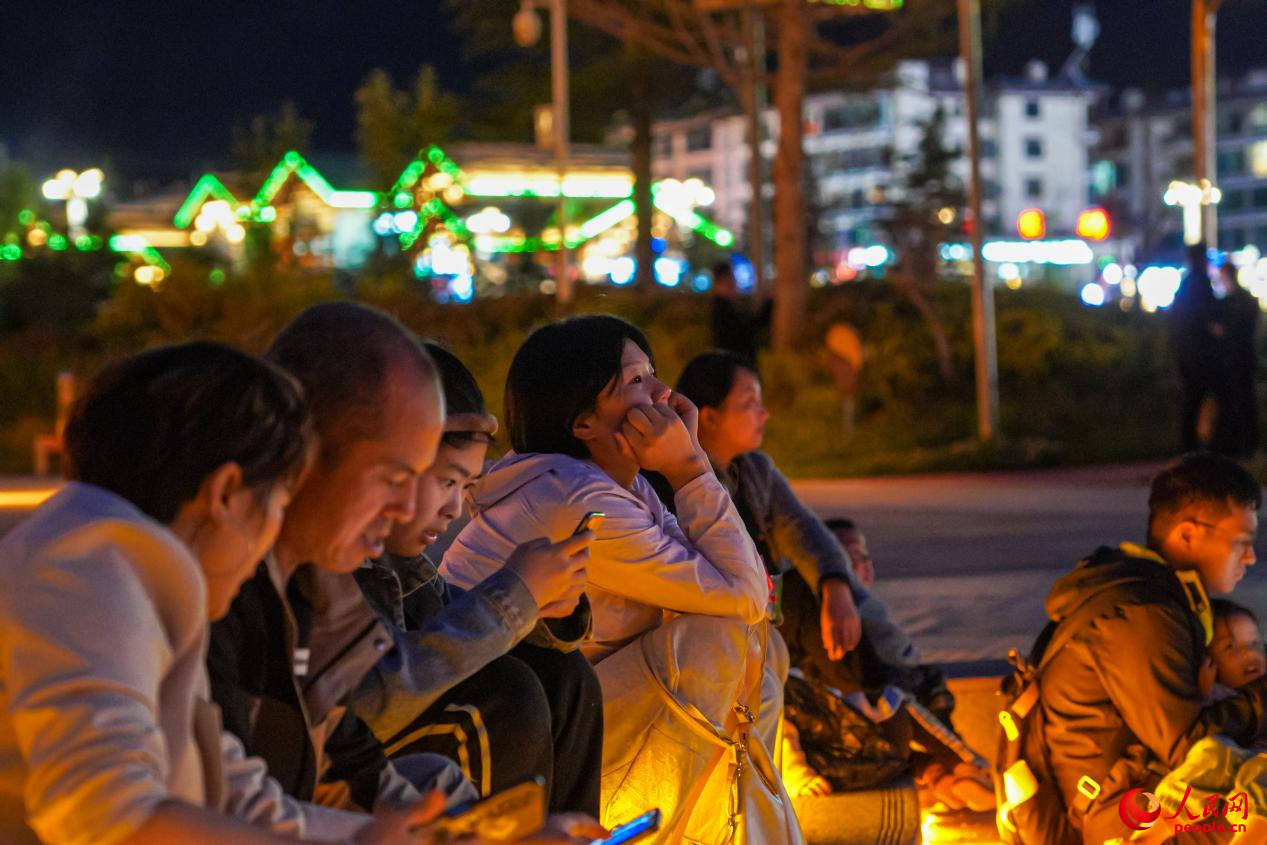 市民坐在西藏林芝市民族團(tuán)結(jié)廣場(chǎng)臺(tái)階上欣賞音樂噴泉。人民網(wǎng)記者 趙晨攝