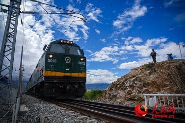 武警西藏總隊拉薩支隊執(zhí)勤八大隊官兵向駛過的火車行舉槍禮。張磊 攝