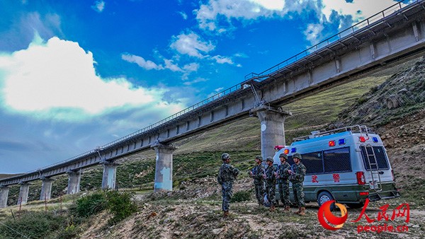 武警西藏總隊拉薩支隊執(zhí)勤八大隊官兵進行護路演練以應(yīng)對突發(fā)情況。張磊 攝