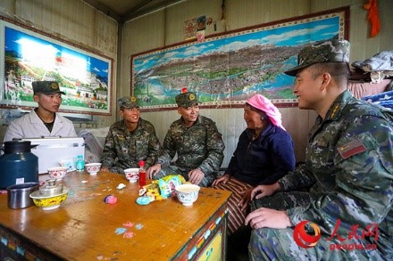 武警西藏總隊拉薩支隊執(zhí)勤八大隊官兵慰問藏族老人。何騰海 攝