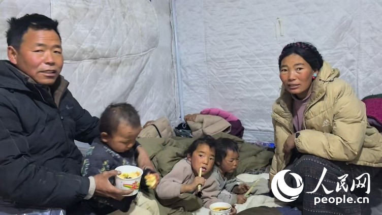 森嘎村村民扎西一家五口。人民網(wǎng)記者 吳雨仁攝