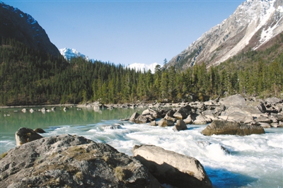 然烏湖美景。圖片由昌都市委宣傳部提供.jpg