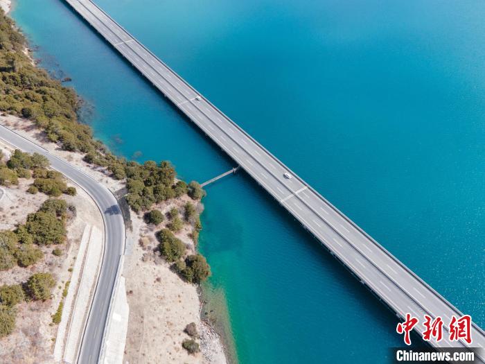 圖為西藏林拉高等級公路多布湖段風(fēng)光?！〗w波 攝