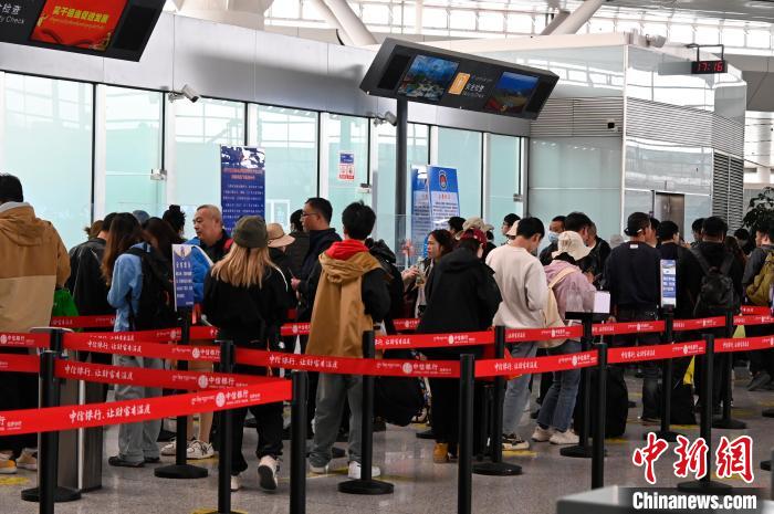 圖為“五一”期間，拉薩貢嘎機(jī)場旅客密集出行?！≡黝D珠 攝