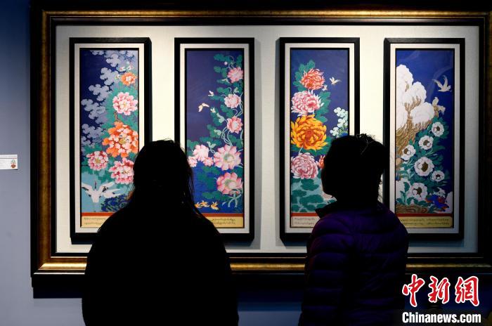 圖為5月16日，觀眾正在欣賞展覽中的新創(chuàng)唐卡作品?！±盍?攝