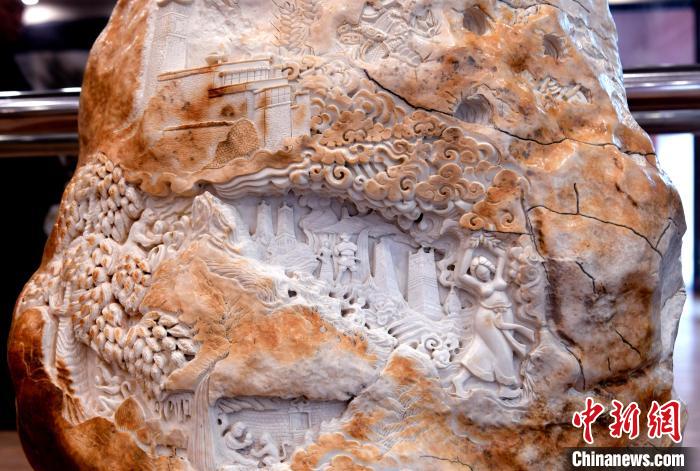 圖為5月16日，展覽中的漢白玉雕作品《猴子變?nèi)恕贰！±盍?攝