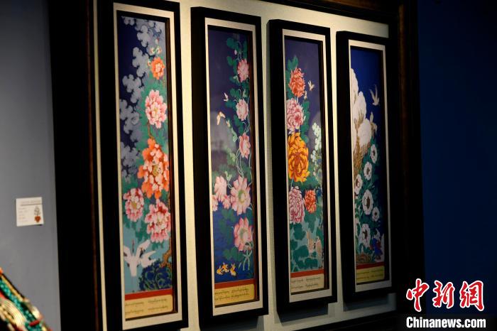 圖為5月16日，展覽中新創(chuàng)唐卡作品《四季花》。　李林 攝