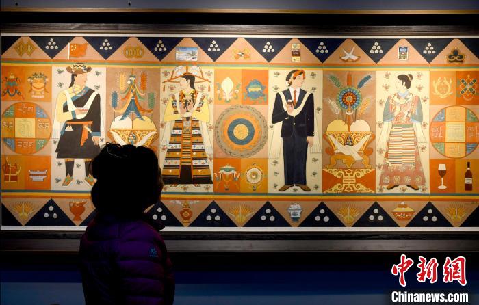 圖為5月16日，觀眾正在欣賞展覽中的新創(chuàng)唐卡作品?！±盍?攝