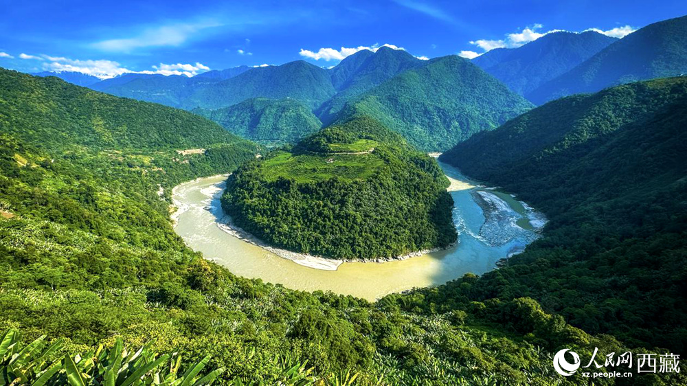 風(fēng)景秀麗、植被繁茂的西藏林芝市墨脫縣果果塘大拐彎。人民網(wǎng)記者 次仁羅布攝