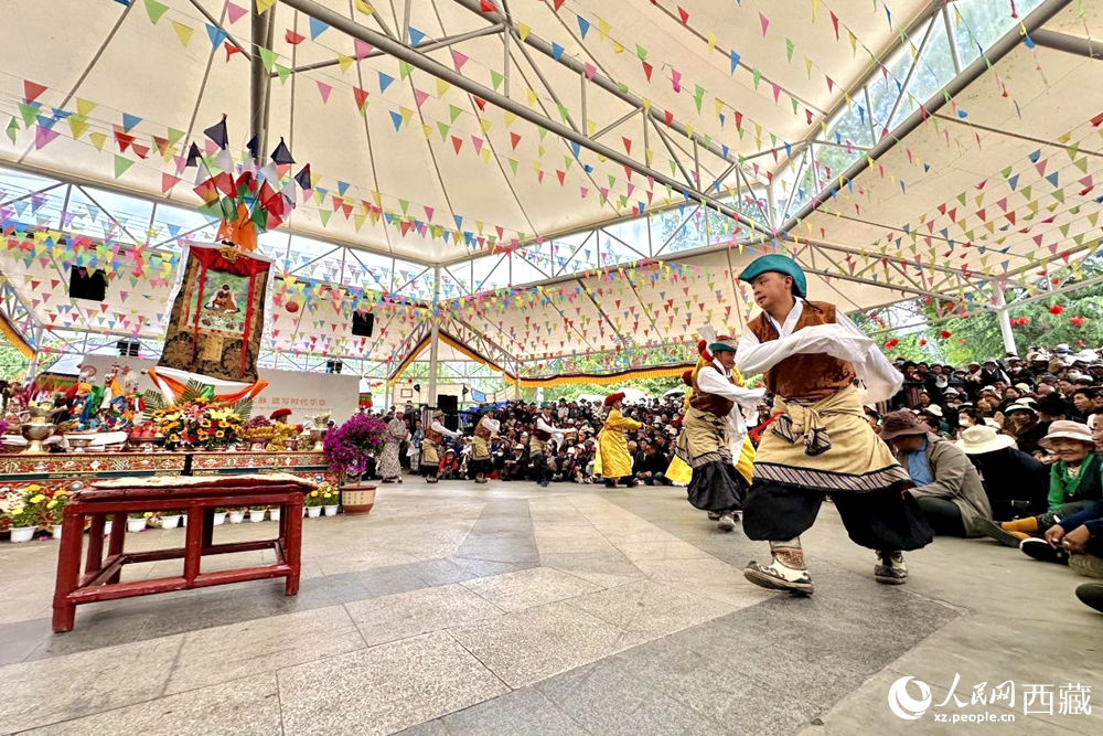 拉薩市宗角祿康公園舉行傳統(tǒng)藏戲劇目展演。